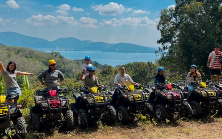 HJ海角正版山脉探险：晨雾中的海角山脉徒步路径